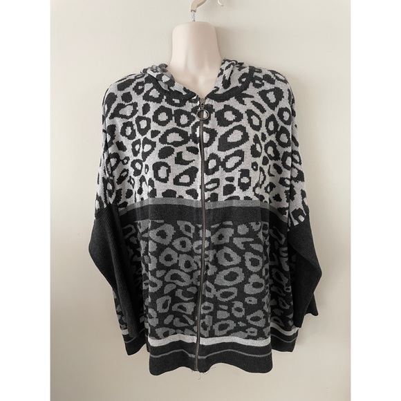 Vintage Sweaters - ❗️FINAL SALE! Oversized Vintage Animal Print Zip-Up Hoodie